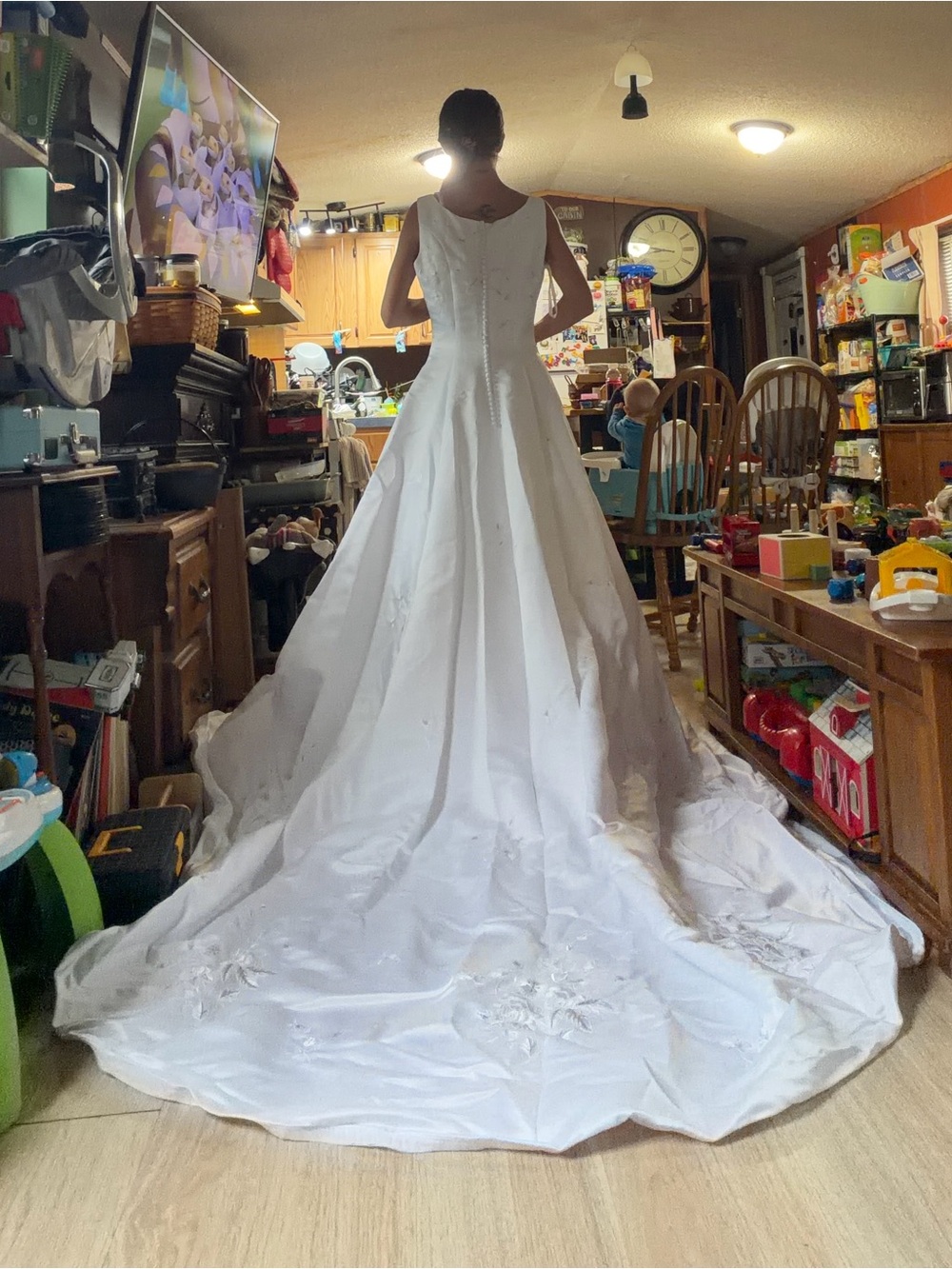 Elegant White Bridal Ball Gown Wedding Dress with Button-Back Bodice